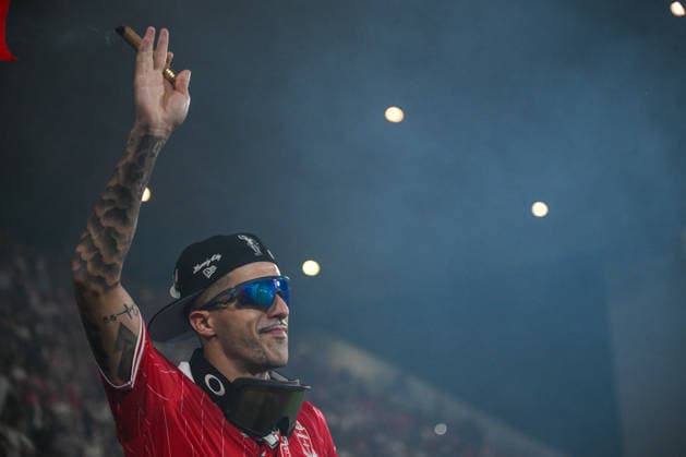 Monza v Catanzaro - Serie B Playoff Final Dany Mota of AC Monza celebrates with fans after receiving the prize for most improved player in Serie B during the Italian Serie BKT second leg final football match between AC Monza and US Catanzaro on May 29, 2026, at U-Power Stadium in Monza, Italy. Monza Italy  Copyright: xTizianoxBallabiox originalFilename:ballabio-acmonzaa260529_npZsZ