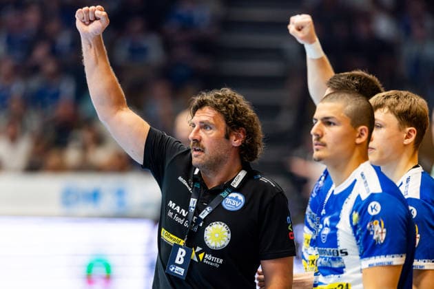 29.05.2026, GER, Handball, Maenner, Saison 25 26, Daikin 1.Bl, 30.Spieltag, ThSV Eisenach - Fuechse Berlin Sebastian Hinze (ThSV Eisenach,Trainer) gemeinsam mit seiner Mannschaft Team 99817 Eisenach Werner-Assmann-Halle Am Sportp Thueringen Deutschland