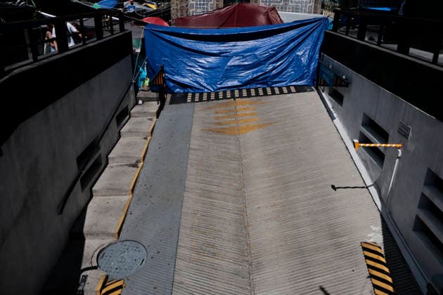 May 29, 2026, Mexico City, Cdmx, Mexico: The National Coordinator of Education Workers (CNTE) continues its blockades in the streets of downtown Mexico City. The teachers are pressuring the government of Claudia Sheinbaum, threatening to protest on the opening day of the 2026 FIFA World Cup, WM, Weltmeisterschaft, Fussball if it does not repeal the ISSSTE law, increase salaries, and address other demands. They vowed to continue the blockades and demonstrations throughout the country until their demands are met. Using ropes and banners, they are covering the city streets, disrupting traffic for tourists and residents who visit or work in the area. Mexico City Mexico - ZUMAp204 20260529_zip_p204_053 Copyright: xJosuexPerezx