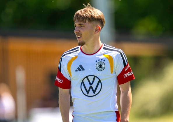 28.05.2026, Fussball DFB-Nationalmannschaft Deutschland, Trainingslager vor der WM in Herzogenaurach, im Homeground bei ADIDAS. Erste Trainingseinheit auf dem Adidas-Sportplatz, Lennart Karl (Deutschland) nachdenklich