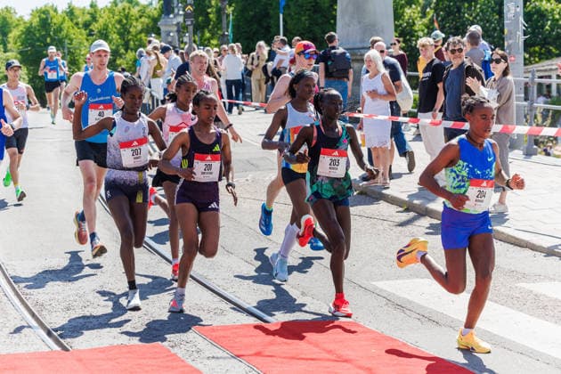 260530 Dereje Adunga, Etiopien, Onesmus Kiplagat Kiplimo, Kenya, Leonard Kipngeno Bor, Kenya och Moses Kibet, Kenya under Stockholm Marathon den 30 maj 2026 i Stockholm. Copyright: KENTAxJÖNSSON BB260530KJ014