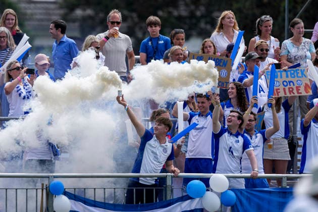 Die Fans vom Großflottbeker THGC (GTHGC) zünden in der Fankurve Pyrotechnik, Stimmung im Stadion, Atmosphäre, Pyro, Pyros, Ultras, Zuschauer, Fanblock, Chaoten, Bengalo, Bengalos, Feuerwerk, flare, 30.05.2026, Bonn (Deutschland), Hockey, Deutsche Meisterschaft, Halbfinale, Damen, Großflottbeker THGC - Düsseldorfer HC