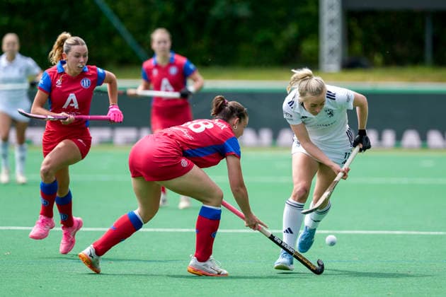 v.li.: Charlotte Hendrix (GTHGC, 14), Antonia Hendrix (GTHGC, 48), Sara Strauss (DHC, 11), Zweikampf, Spielszene, Duell, duel, tackle, tackling, Dynamik, Action, Aktion, 30.05.2026, Bonn (Deutschland), Hockey, Deutsche Meisterschaft, Halbfinale, Damen, Großflottbeker THGC - Düsseldorfer HC