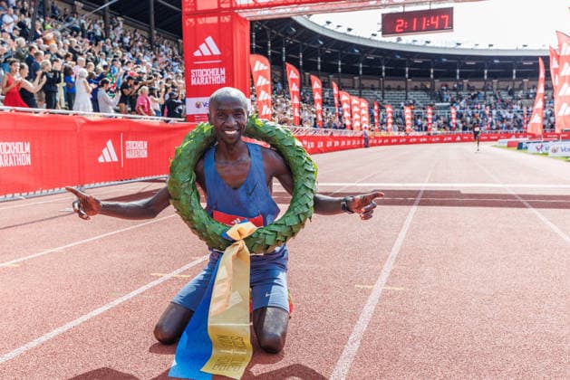 260530 Edwin Kiptoo, Kenya, jublar under Stockholm Marathon den 30 maj 2026 i Stockholm. Copyright: KENTAxJÖNSSON BB260530KJ023