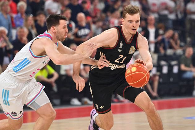 Justus HOLLATZ (FCB), Aktion,Zweikampf gegen Grayson MURPHY (Bonn) Basketball BBL,Saison 2025 2026 ,1. Play Off Halbfinale FC Bayern Muenchen - Telekom Baskets Bonn am 30.05.2025, S A P G A R D EN