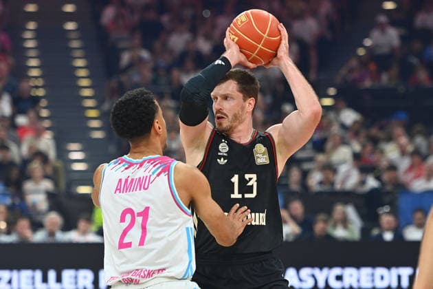 Andreas OBST (FCB), Aktion,Zweikampf gegen Joel AMINU (Bonn). Basketball BBL,Saison 2025 2026 ,1. Play Off Halbfinale FC Bayern Muenchen - Telekom Baskets Bonn am 30.05.2025, S A P G A R D EN