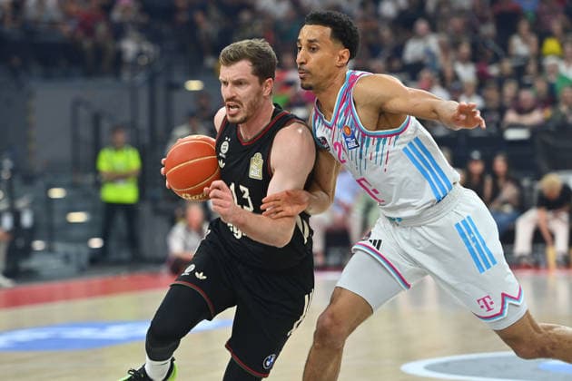 Andreas OBST (FCB), Aktion,Zweikampf gegen Joel AMINU (Bonn). Basketball BBL,Saison 2025 2026 ,1. Play Off Halbfinale FC Bayern Muenchen - Telekom Baskets Bonn am 30.05.2025, S A P G A R D EN