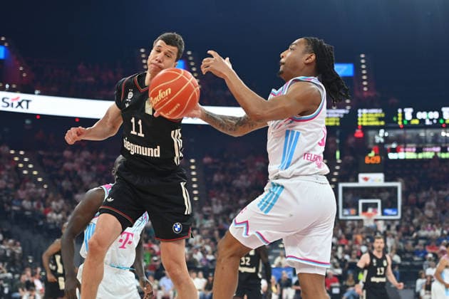 VLADIMIR LUCIC (FCB), Aktion,Zweikampf gegen Jalen FINCH (Bonn), Basketball BBL,Saison 2025 2026 ,1. Play Off Halbfinale FC Bayern Muenchen - Telekom Baskets Bonn am 30.05.2025, S A P G A R D EN