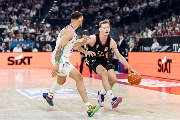 MUNICH, GERMANY - MAY 30: Justus Hollatz (FC Bayern Muenchen, 21) controls the ball against Alijah Comithier (Telekom Baskets Bonn, 2) during the easyCredit Basketball Bundesliga Playoffs Semi-final match 1 between FC Bayern Muenchen vs. Telekom Baskets Bonn at SAP Garden on match 1 of easyCredit Basketball Bundesliga Playoffs Semi-final on May 30, 2026 in Munich, Germany. Bavaria Germany Copyright: xSteffiexWunderlx