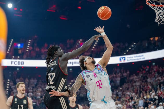 Wenyen Gabriel 32 (FC Bayern Basketball) im Zweikampf mit Michael Kessens 6 (Telekom Baskets Bonn), FC Bayern Basketball vs. Telekom Baskets Bonn, BBL, Halbfinale 1, 30.05.2026 Muenchen Bayern Deutschland