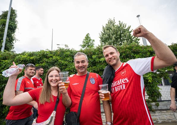 260530 Fans of Arsenal ahead of the UEFA Champions League final match between Paris Saint-Germain and Arsenal on May 30, 2026 in Budapest. Photo: Maxim ThorÃ BILDBYRAN kod MT MT1056 fotboll football soccer fotball uefa champions league champions league paris saint-germain arsenal bbeng publik Copyright: MAXIMxTHORE BB260530MT006