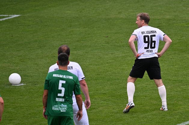 30.05.2026, xsvx, Fussball Langholz Cup 2026, v.l. Oliver Oli Pocher verwandelt den Elfmeter Wiesbaden