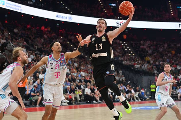 v.re:Andreas OBST (FCB) Joel AMINU (Bonn), Melvin JOSTMANN (Bonn), Aktion,Zweikampf. Basketball BBL,Saison 2025 2026 ,1. Play Off Halbfinale FC Bayern Muenchen - Telekom Baskets Bonn am 30.05.2025, S A P G A R D EN