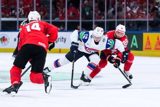 260530 Noah Steen of Norway and Sven Andrighetto of Switzerland during the 2026 IIHF Ice hockey, Eishockey World Championship, WM, Weltmeisterschaft semifinal match between Switzerland and Norway on May 30, 2026 in Zürich. Photo: Jesper Zerman BILDBYRAN kod JZ JZ0737 ishockey ice hockey ishockey-vm 2026 vm 2026 iihf world championship semifinal semifinals switzerland schweiz norge norway bbeng norge norway Copyright: JESPERxZERMAN BB260530JZ016