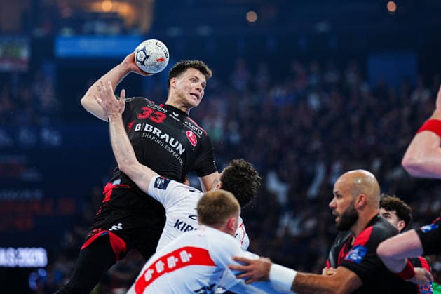 Wurf Tor Aaron Mensing (MT Melsungen, 33) GER, MT Melsungen vs. SG Flensburg-Handewitt, Handball, EHF European League, Halbfinale, Saison 2025 2026, 30.05.2026 GER, MT Melsungen vs. SG Flensburg-Handewitt, Handball, EHF European League, Halbfinale, Saison 2025 2026, 30.05.2026 Hamburg Copyright: xEibner-Pressefoto MarcelxvonxFehrnx EP_MFN