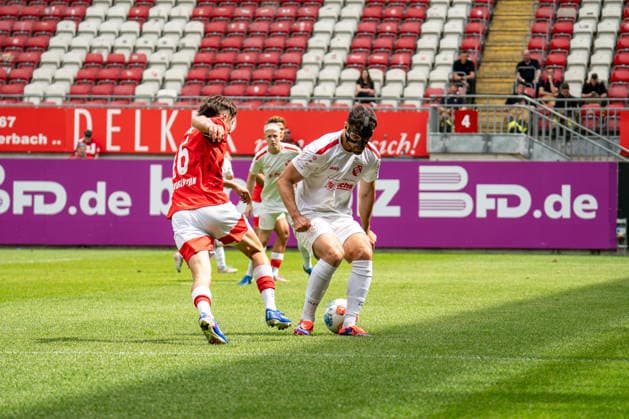 30.05.2026, xdaymx, Fussball Oberliga Rheinland-Pfalz Saar, 1.FC Kaiserslautern - FV Eppelborn frecher Beinschuss von Gibs, Owen (DFL DFB REGULATIONS PROHIBIT ANY USE OF PHOTOGRAPHS as IMAGE SEQUENCES and or QUASI-VIDEO) Kaiserslautern
