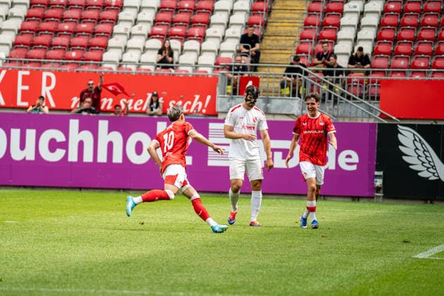 30.05.2026, xdaymx, Fussball Oberliga Rheinland-Pfalz Saar, 1.FC Kaiserslautern - FV Eppelborn Torjubel zum zwischenzeitlichen 3:0 für den FCK vom Torschützen Blum, Shawn Marc und Gibs, Owen (DFL DFB REGULATIONS PROHIBIT ANY USE OF PHOTOGRAPHS as IMAGE SEQUENCES and or QUASI-VIDEO) Kaiserslautern