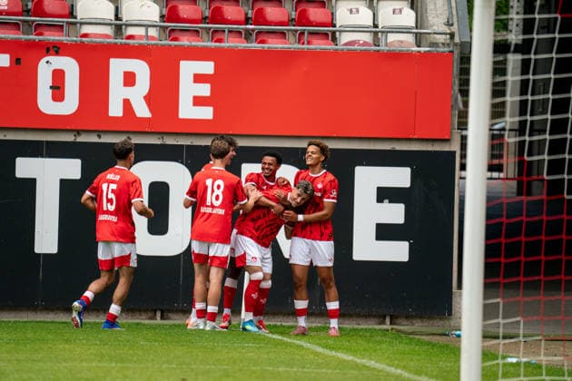30.05.2026, xdaymx, Fussball Oberliga Rheinland-Pfalz Saar, 1.FC Kaiserslautern - FV Eppelborn Torjubel zum zwischenzeitlichen 3:0 für den FCK vom Torschützen Blum zusammen mit der Mannschaft (DFL DFB REGULATIONS PROHIBIT ANY USE OF PHOTOGRAPHS as IMAGE SEQUENCES and or QUASI-VIDEO) Kaiserslautern