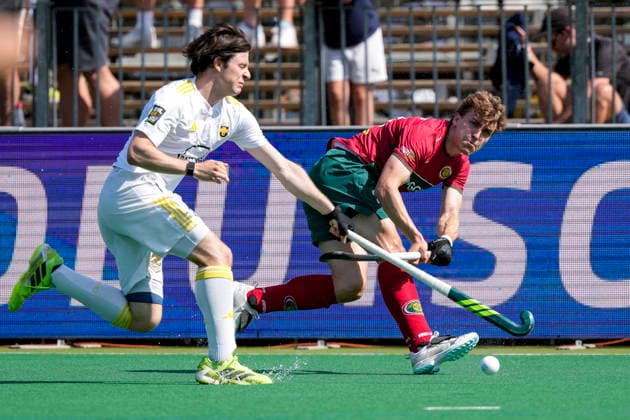 v.li.: Philip Lieser (HTHC, 11), Niklas Bosserhoff (Polo, 20), Zweikampf, Spielszene, Duell, duel, tackle, tackling, Dynamik, Action, Aktion, 30.05.2026, Bonn (Deutschland), Hockey, Deutsche Meisterschaft, Halbfinale, Herren, Hamburger Polo Club - Harvestehuder THC