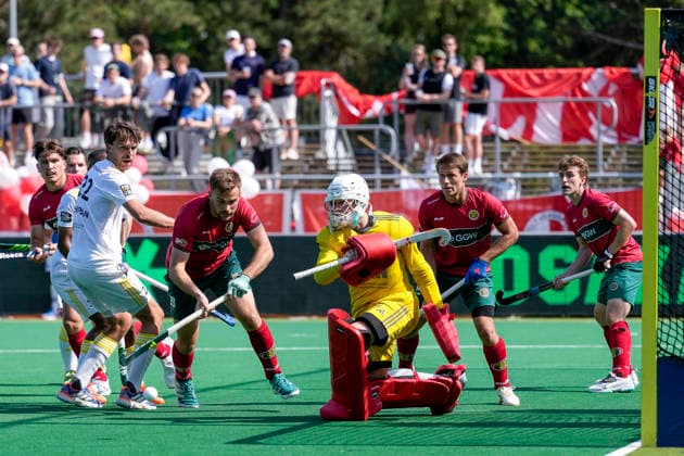 v.li.: Niclas Schippan (HTHC, 22), Justus Weigand (Polo, 19), Jasper Ditzer (Torwart, HTHC, 77), Zweikampf, Spielszene, Duell, duel, tackle, tackling, Dynamik, Action, Aktion, 30.05.2026, Bonn (Deutschland), Hockey, Deutsche Meisterschaft, Halbfinale, Herren, Hamburger Polo Club - Harvestehuder THC