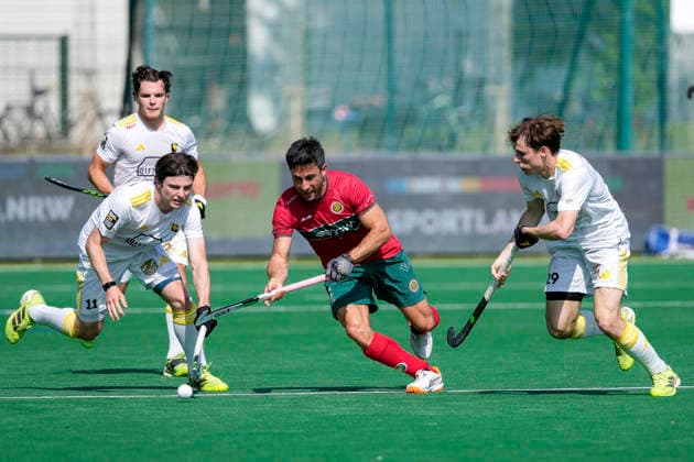 v.li.: Philip Lieser (HTHC, 11), Kane Elliot Mark Russell (Polo, 6), Moritz Pfähler (HTHC, 29), Zweikampf, Spielszene, Duell, duel, tackle, tackling, Dynamik, Action, Aktion, 30.05.2026, Bonn (Deutschland), Hockey, Deutsche Meisterschaft, Halbfinale, Herren, Hamburger Polo Club - Harvestehuder THC