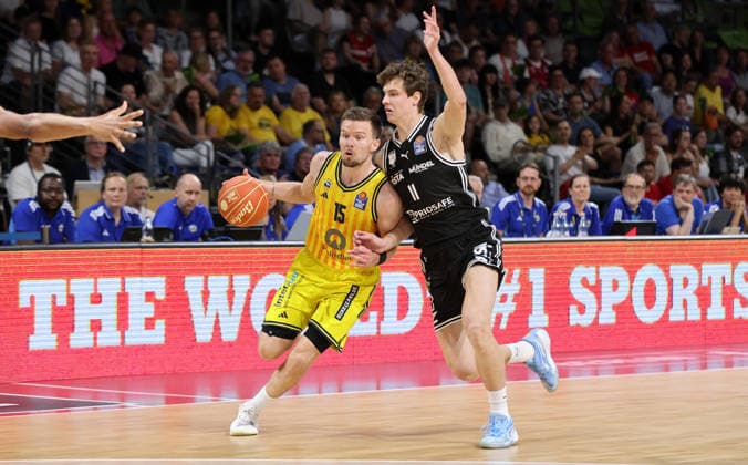 Martin Hermannsson am Ball, Richard Balint Zweikampf Spielszene Aktion Basketball BBL Bundesliga Herren Play Off Halbfinale 1.Spiel Saison 2025 2026 30.05.2026 ALBA Berlin vs BMA365 Bamberg Baskets
