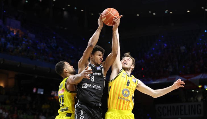 Norris Agbakoko, Demarcus Demonia, Malte Delow Zweikampf Spielszene Aktion Basketball BBL Bundesliga Herren Play Off Halbfinale 1.Spiel Saison 2025 2026 30.05.2026 ALBA Berlin vs BMA365 Bamberg Baskets