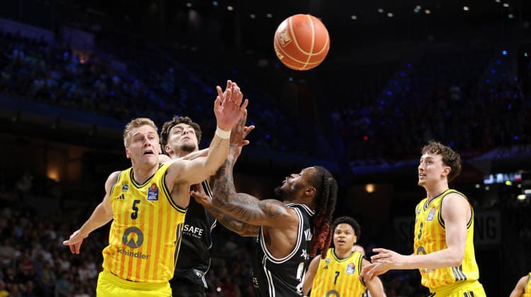Sam Griesel, Zachary Ensminger, Cobe Williams, Alex O Connell Zweikampf Spielszene Aktion Basketball BBL Bundesliga Herren Play Off Halbfinale 1.Spiel Saison 2025 2026 30.05.2026 ALBA Berlin vs BMA365 Bamberg Baskets