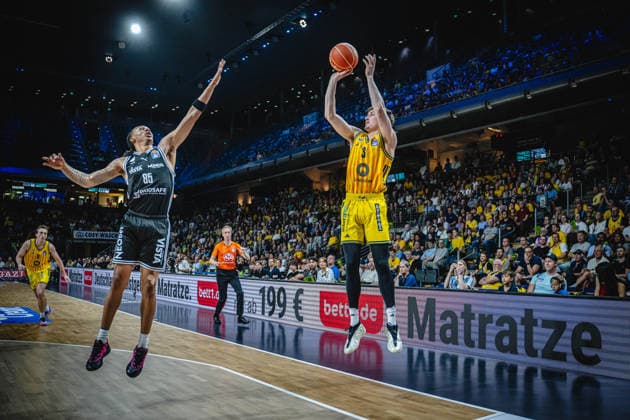 Basketball Berlin 30.05.2026 Saison 2025 2026 EasyCredit BBL 1. Bundesliga Männer, Herren Playoffs Halbfinale Spiel 1 Alba Berlin - BMA365 Bamberg Baskets Alex O Connell (Alba Berlin, No.03) Austin Crowley (Bamberg, No.55)