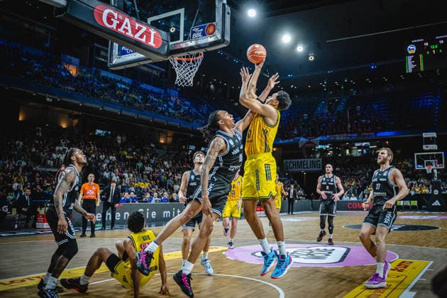 Basketball Berlin 30.05.2026 Saison 2025 2026 EasyCredit BBL 1. Bundesliga Männer, Herren Playoffs Halbfinale Spiel 1 Alba Berlin - BMA365 Bamberg Baskets Michael Rataj (Alba Berlin, No.21) Austin Crowley (Bamberg, No.55)