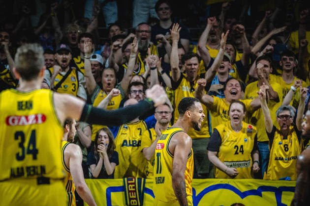 Basketball Berlin 30.05.2026 Saison 2025 2026 EasyCredit BBL 1. Bundesliga Männer, Herren Playoffs Halbfinale Spiel 1 Alba Berlin - BMA365 Bamberg Baskets Norris Agbakoko (Alba Berlin, No.17) Jubel Fans