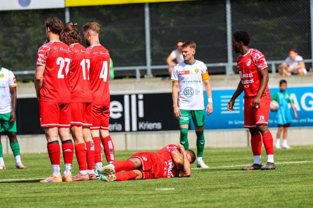 Fussball: Schweiz: Promotion League 2025 2026 - Letzter Spieltag, 30.05.2026 - SC Kriens vs. FC Bavois - Kleinfeld (Kriens, Schweiz); FC Bavois Spieler hinter der Mauer Kriens Stadion Kleinfeld Luzern Schweiz Copyright: xAmiirxAmedjouax