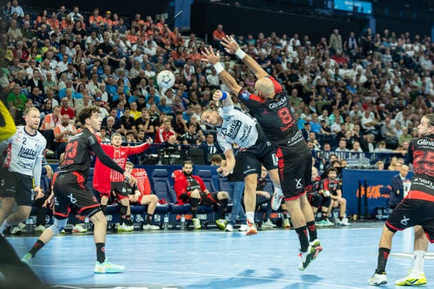 Kent Robin Toennesen (SG Flensburg-Handewitt) und Adrian Sipos (MT Melsungen) battle for the ball during the handball semi-final of the the Winamax EHF Finals 2026 between MT Melsungen and SG Flensburg-Handewitt at Barclays Arena on May 30, 2026 in Hamburg, Germany. -
