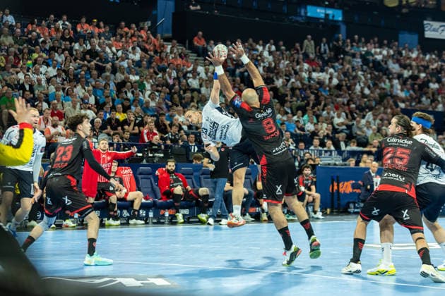 Kent Robin Toennesen (SG Flensburg-Handewitt) und Adrian Sipos (MT Melsungen) battle for the ball during the handball semi-final of the the Winamax EHF Finals 2026 between MT Melsungen and SG Flensburg-Handewitt at Barclays Arena on May 30, 2026 in Hamburg, Germany. -