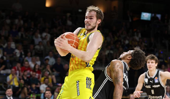 Malte Delow am Ball, Demarcus Demonia Zweikampf Spielszene Aktion Basketball BBL Bundesliga Herren Play Off Halbfinale 1.Spiel Saison 2025 2026 30.05.2026 ALBA Berlin vs BMA365 Bamberg Baskets