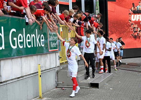 Fussball - Oberliga- Saison 2025 26 Fritz-Walter-Stadion 30.052026 1. FC KaiserslauternU21(fck) - FV Eppelborn (ep) 5:0 Handschlag mit den Fans 1. FC Kaiserslautern