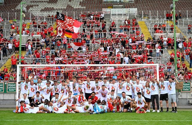 Fussball - Oberliga- Saison 2025 26 Fritz-Walter-Stadion 30.052026 1. FC KaiserslauternU21(fck) - FV Eppelborn (ep) 5:0 Gruppenfoto vor der Westkurve 1. FC Kaiserslautern