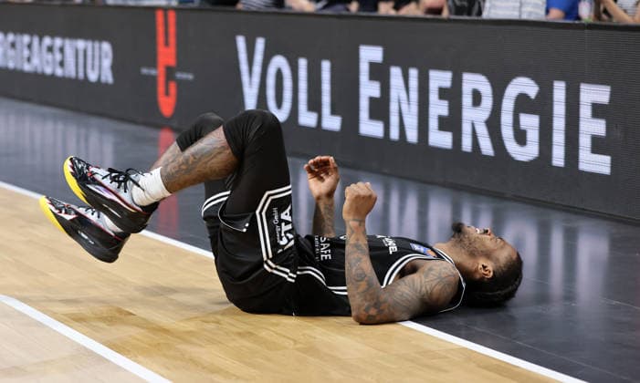 Cobe Williams nach Zweikampf am Boden Spielszene Aktion Basketball BBL Bundesliga Herren Play Off Halbfinale 1.Spiel Saison 2025 2026 30.05.2026 ALBA Berlin vs BMA365 Bamberg Baskets