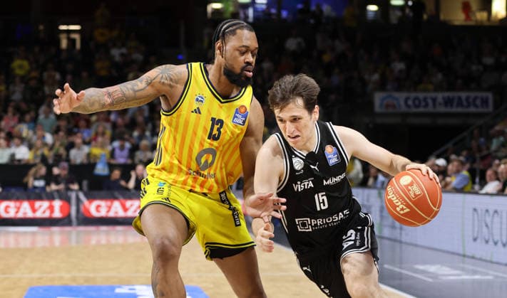 J Wan Roberts, Adrian Petkovic am Ball Zweikampf Spielszene Aktion Basketball BBL Bundesliga Herren Play Off Halbfinale 1.Spiel Saison 2025 2026 30.05.2026 ALBA Berlin vs BMA365 Bamberg Baskets