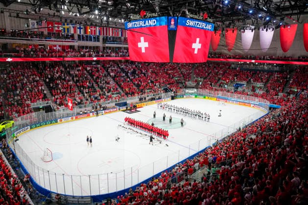 ZURICH, SWITZERLAND - MAY 30: The Swisslife arena is awash in red and white during the Swiss National Anthem during the 2026 IIHF Ice hockey, Eishockey World Championship, WM, Weltmeisterschaft Switzerland game between Switzerland and Norway at Swiss Life Arena on May 30, 2026 in Zurich, Zurich. Zurich Swiss Life Arena Zurich Switzerland Copyright: xJustPictures.ch JarixPestelaccix jp-en-EuSpIm-JP6_JAR_Switzerland_Norway_30May2026_00132