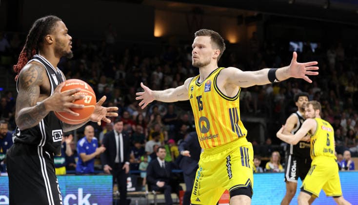 Cobe Williams am Ball, Martin Hermannsson Zweikampf Spielszene Aktion Basketball BBL Bundesliga Herren Play Off Halbfinale 1.Spiel Saison 2025 2026 30.05.2026 ALBA Berlin vs BMA365 Bamberg Baskets