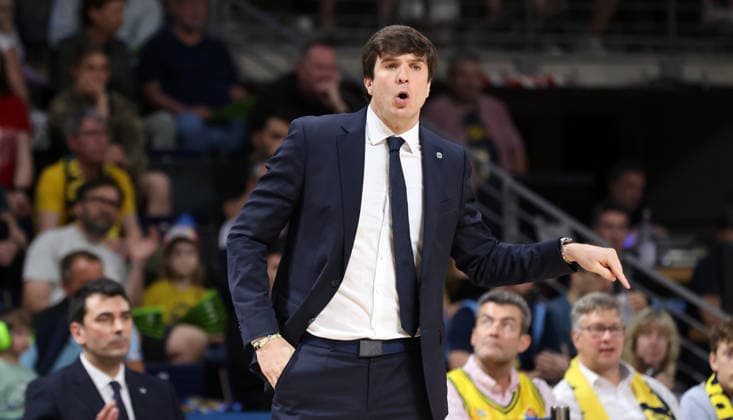 Trainer Pedro Calles gibt Anweisungen Aktion Oberkörper Basketball BBL Bundesliga Herren Play Off Halbfinale 1.Spiel Saison 2025 2026 30.05.2026 ALBA Berlin vs BMA365 Bamberg Baskets