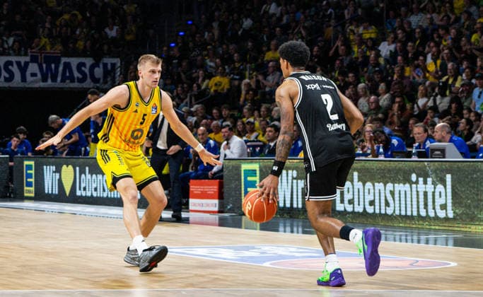 Sam Griesel (Alba Berlin, 5) verteidigt gegen Ibrahim Watson (Bamberg Baskets 2) 30.05.2026, Alba Berlin vs Bamberg Baskets, Basketball, BBL, Max-Schmeling Halle, Berlin DFL regulations prohibit any use of photographs as image sequences and or quasi-video. Copyright: HMBxMedia xFinnxWeidmann
