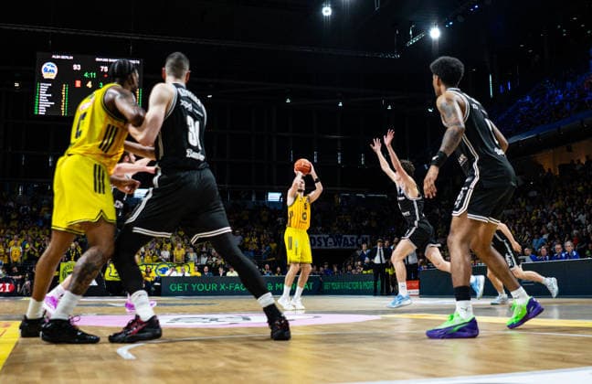 Martin Hermannsson (Alba Berlin, 15) wirft einen Dreier 30.05.2026, Alba Berlin vs Bamberg Baskets, Basketball, BBL, Max-Schmeling Halle, Berlin DFL regulations prohibit any use of photographs as image sequences and or quasi-video. Copyright: HMBxMedia xFinnxWeidmann