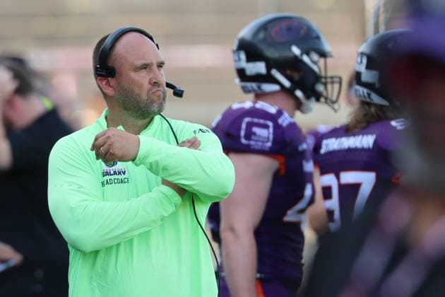 unzufriedener Chefcoach Thomas Gösling (Frankfurt Galaxy) an der Seitenlinie, Frankfurt Galaxy - Munich Ravens, American Football, EFA, The European Football Alliance, Saison 2026, Bornheimer Hang, 30.05.2026, Frankfurt Bornheimer Hang Deutschland