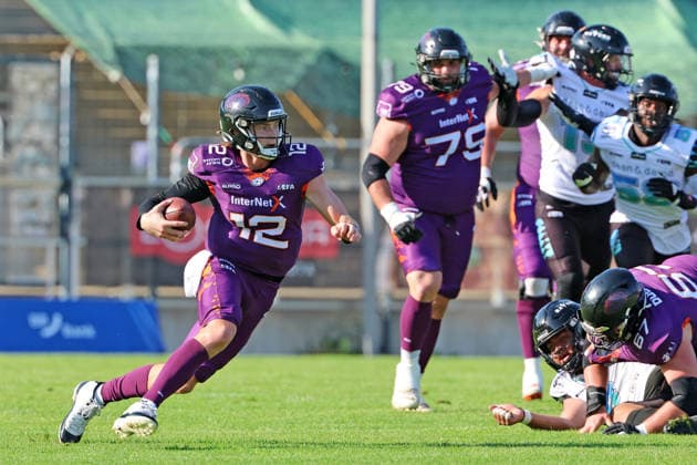 Quarterback Ethan Garbers (Frankfurt Galaxy Nr. 12) ist immer zu eigenen Läufen gezwungen, Frankfurt Galaxy - Munich Ravens, American Football, EFA, The European Football Alliance, Saison 2026, Bornheimer Hang, 30.05.2026, Frankfurt Bornheimer Hang Deutschland