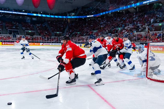 ZURICH, SWITZERLAND - MAY 30: John Tavares (Canada, 91) in the battle for the puck with Ville Hainola (Finland, 41) during the Quarter Finals - Match 62 between Canada and Finland at the IIHF Ice hockey, Eishockey World Championship, WM, Weltmeisterschaft 2026, Swiss Life Arena on May 30, 2026 in Zurich, Switzerland. Zurich Switzerland Copyright: xTimoxSteinx