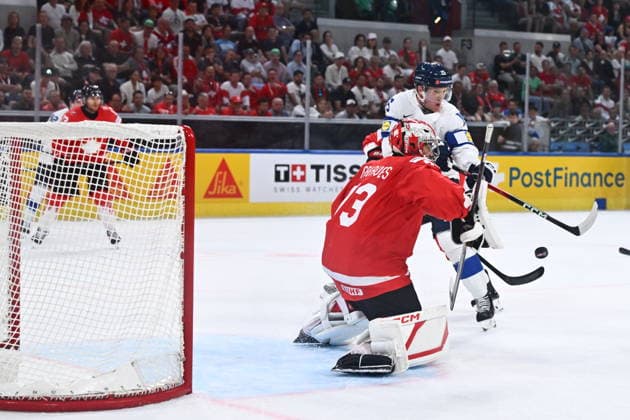 From left goalkeeper Jet Greaves of Canada and Anton Lundell of Finland in action during the semifinal match Canada vs Finland at the 2026 IIHF Ice hockey, Eishockey World Championship, WM, Weltmeisterschaft on May 30, 2026, Zurich, Switzerland. (CTKxPhoto RadekxPetrasek) CTKPhotoP2026053005394  CTKPhotoP2026053005394