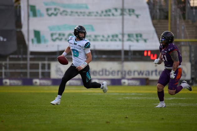 Frankfurt Galaxy - Munich Ravens, American Football, European Football Alliance (EFA), Saison 2026, 30.05.2026. 9 Russell Tabor (QB, Munich Ravens) ist zu schnell für 41 Sebastian Gauthier (LB, Frankfurt Galaxy) im Spiel zwischen Frankfurt Galaxy und Munich Ravens in der European Football Alliance (EFA) in Frankfurt am Main, Deutschland. Hessen Deutschland