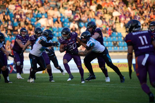 Frankfurt Galaxy - Munich Ravens, American Football, European Football Alliance (EFA), Saison 2026, 30.05.2026. 20 Gerald Ameln (RB, Frankfurt Galaxy) wird gestoppt im Spiel zwischen Frankfurt Galaxy und Munich Ravens in der European Football Alliance (EFA) in Frankfurt am Main, Deutschland. Hessen Deutschland